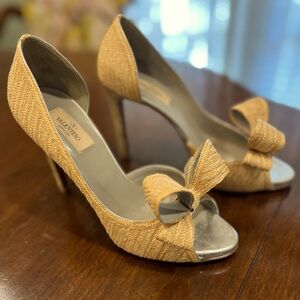 Valentino Garavani Couture Woven Raffia pump with bow. Size 38.5 (8)